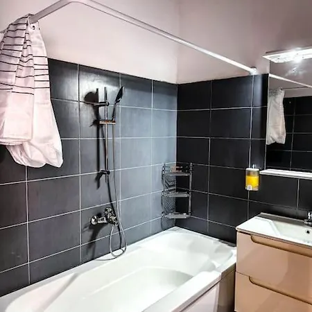 Cozy & Charming Apt. Downtown Apartman